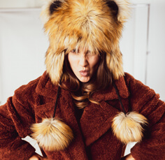 Portrait d'une femme, portant une bonnet d�aviateur extraordinaire