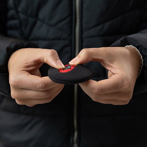 Pousser les Earbags vers l'intérieur.