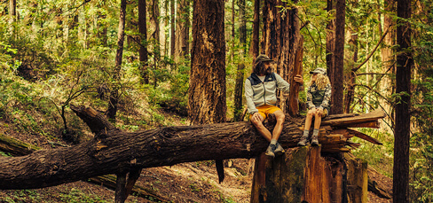 Keep exploring – Produits outdoor chez Chapeaushop Un père et son fils dans la forêt